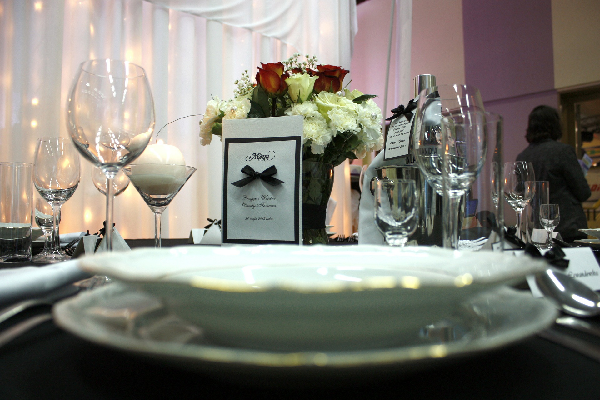 stół weselny zastawa z kieliszkiem na wódkę weselną